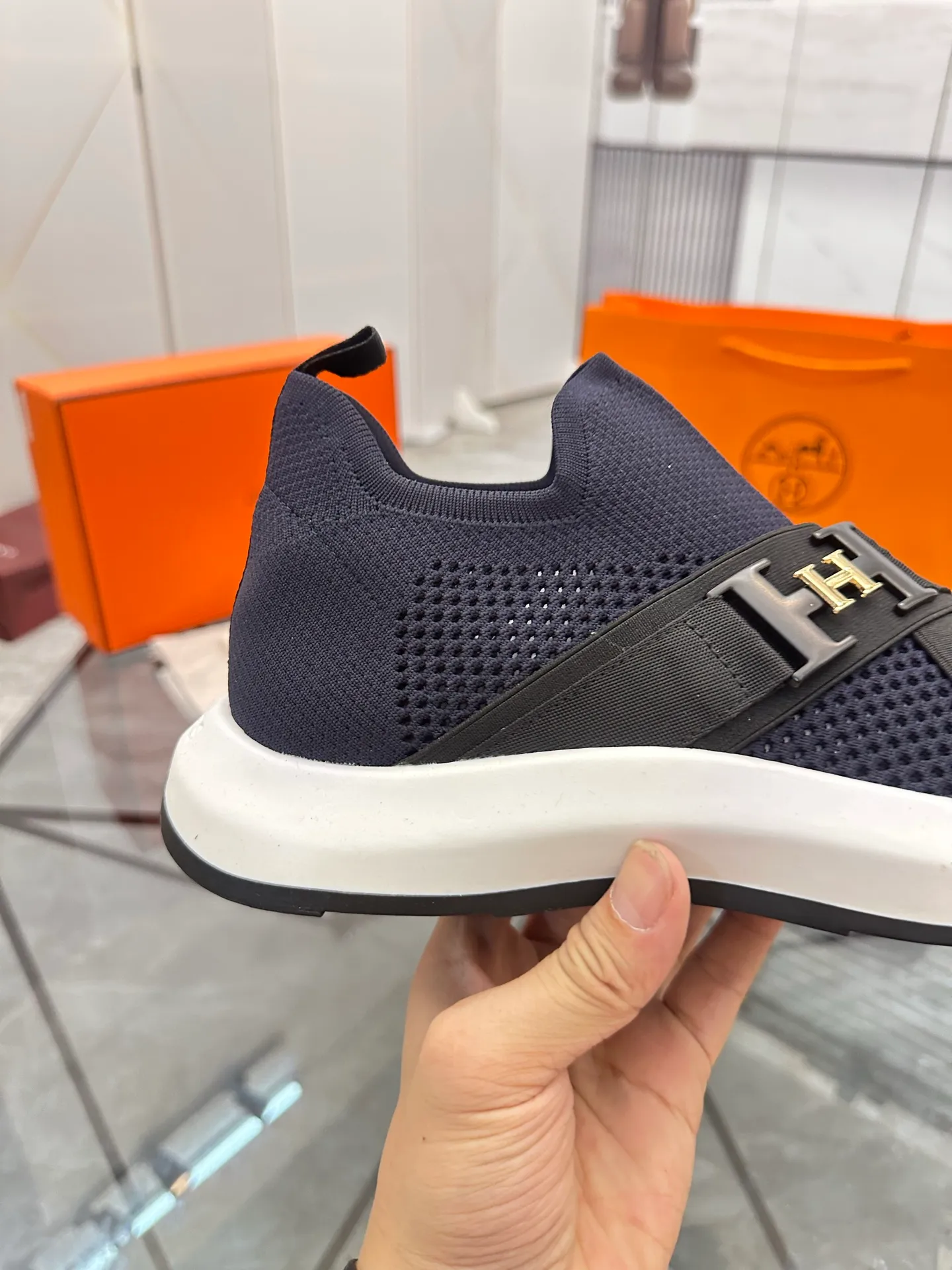 Men's shoes: 💰P620¥ High-end top quality Product trademark: Hermes *"Hermès*" low-top casual shoes Regular size: 38-45 (can be customized to 46) Product materials: Upper imported from the counter original fly weave, breathable lining, cowhide foot pads, original outsole. No.: 001